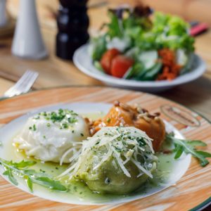 Nudelteller - Kärntern Käsenudeln verfeinert mit Schnittlauch & brauner Butter, Spinatknödel mit Parmesan und vegane Schwammerlnudel, dazu bunter Salatteller