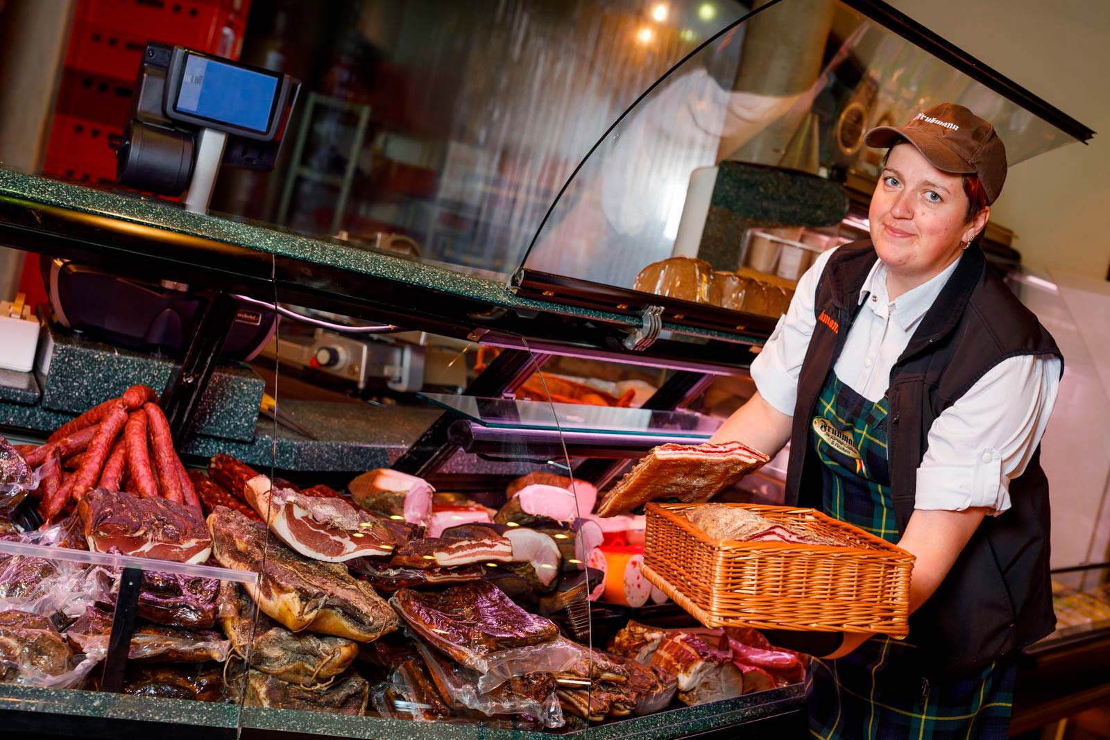 Verkäufern befühlt die Vitrine mit Bauchspeck