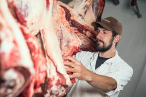 Fleischermeister kontrolliert die Qualität des Biofleisches aus der Region Villach Umgebung